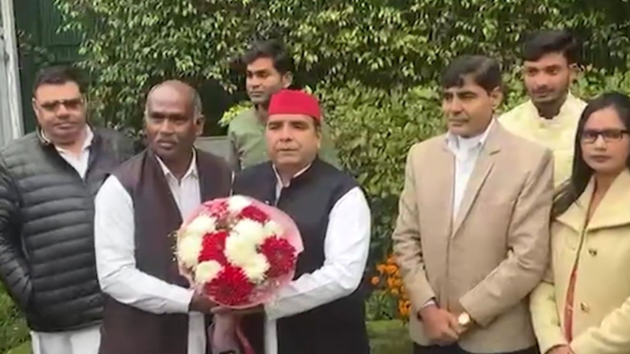 Video: सपा सांसद धर्मेन्द्र यादव को जन्मदिन की बधाई देने पहुंचे कई MLA और MP, दिल्ली आवास पर खास कार्यक्रम