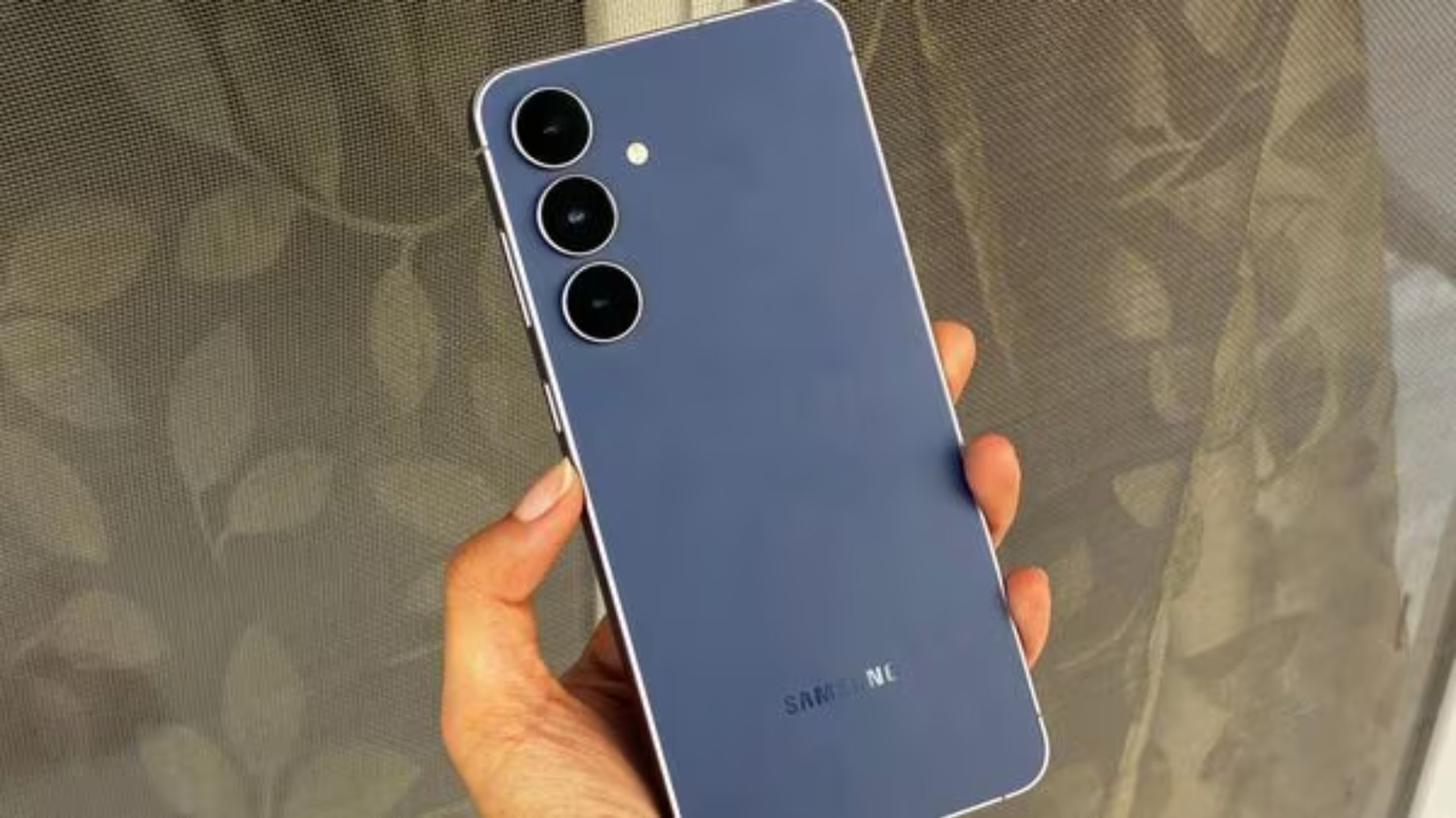 आजकल स्कैम कॉल्स हर मोबाइल यूजर के लिए बड़ी परेशानी बन चुकी हैं। बैंक, केवाईसी, लॉटरी या फर्जी ऑफर्स के नाम पर होने वाली कॉल्स से लोग रोज ठगे जा रहे हैं। इसी समस्या को देखते हुए Samsung अपनी अपकमिंग फ्लैगशिप Galaxy S26 सीरीज में एक बेहद काम का फीचर ला सकती है, जो स्कैम कॉल्स से यूजर्स को रियल-टाइम में अलर्ट करेगा। (Img Source: google)