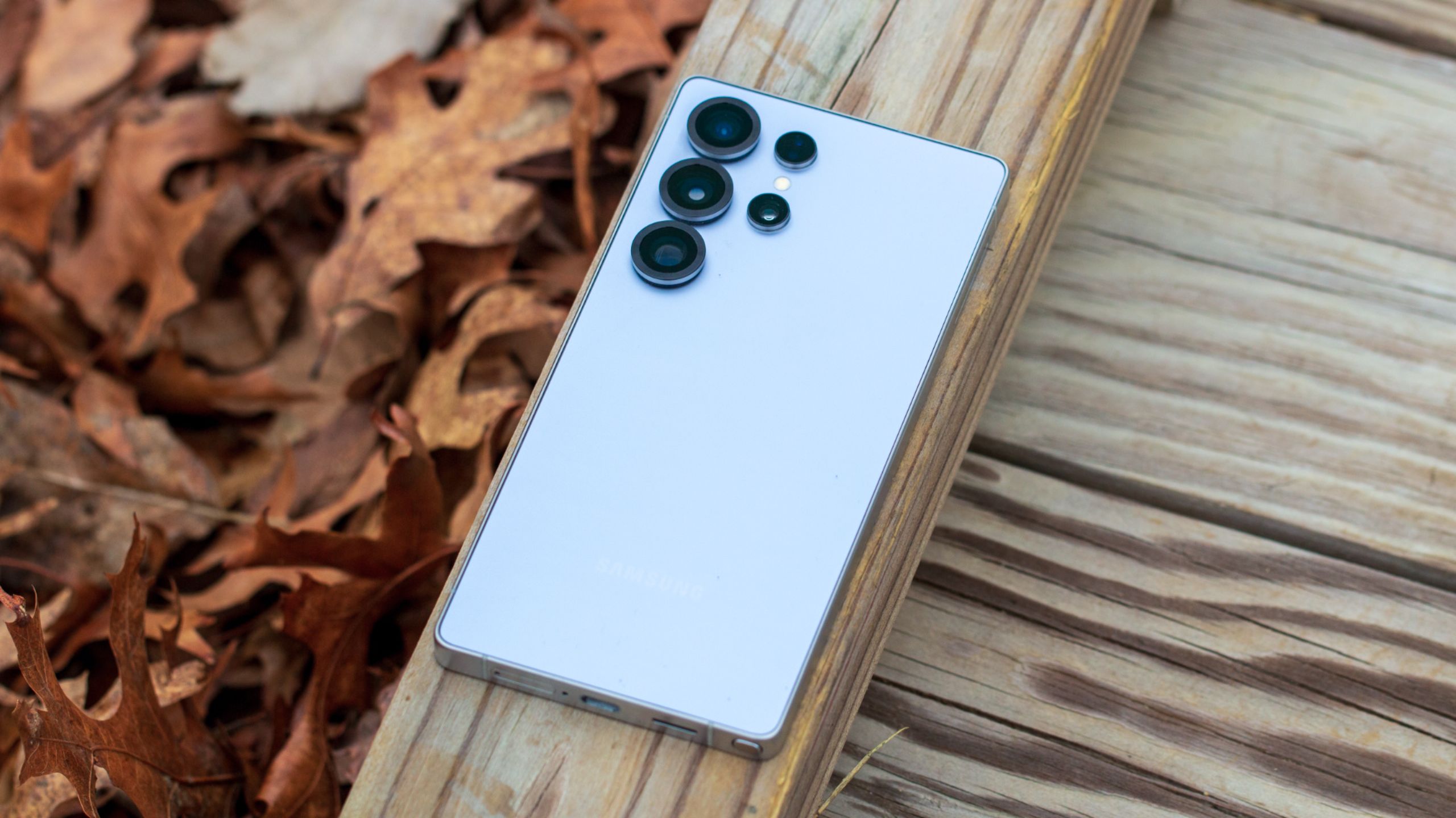 यह फीचर कॉल के दौरान बैकग्राउंड में एक्टिव रहता है। जैसे ही सिस्टम को किसी कॉल में स्कैम की आशंका होती है, यह तुरंत यूजर को अलर्ट कर देता है। यह अलर्ट नोटिफिकेशन, साउंड और वाइब्रेशन के जरिए मिलता है, ताकि यूजर समय रहते कॉल काट सके और किसी बड़े नुकसान से बच जाए। (Img Source: google)