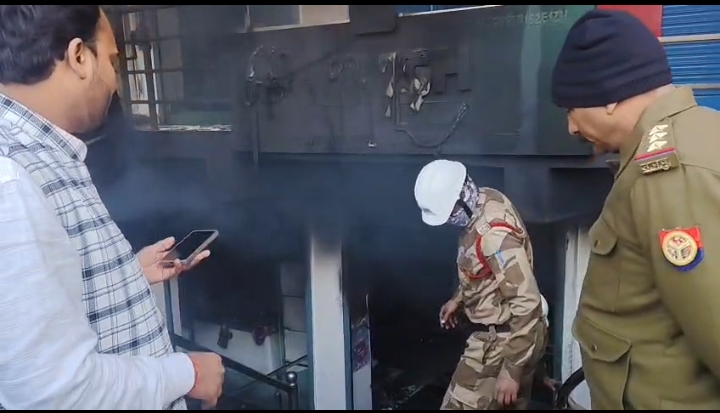 Fire in Raebareli: रायबरेली के सुपर मार्ट में अचानक कैसे लगी आग? मची अफरा तफरी