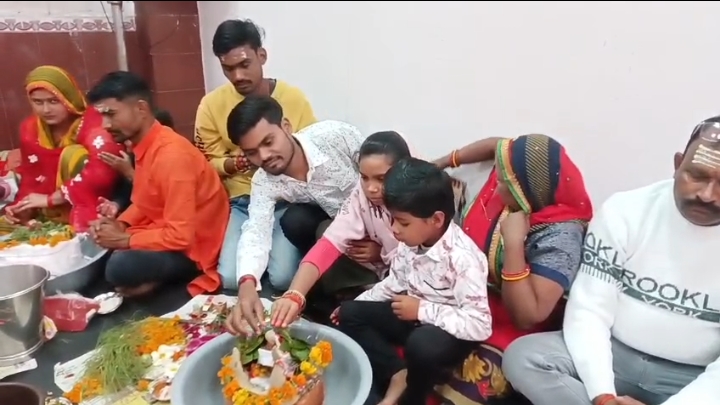 महाशिवरात्रि पर रायबरेली में 51 श्रद्धालुओं ने किया सामूहिक रुद्राभिषेक, मंदिर में गूंजे शिवभक्ति के स्वर