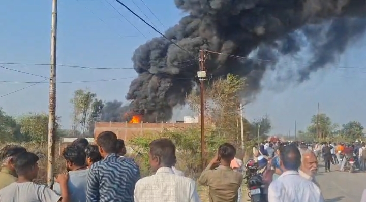 रायबरेली में ड्रम गोदाम में लगी भीषण आग, लाखों का नुकसान; मचा हड़कंप