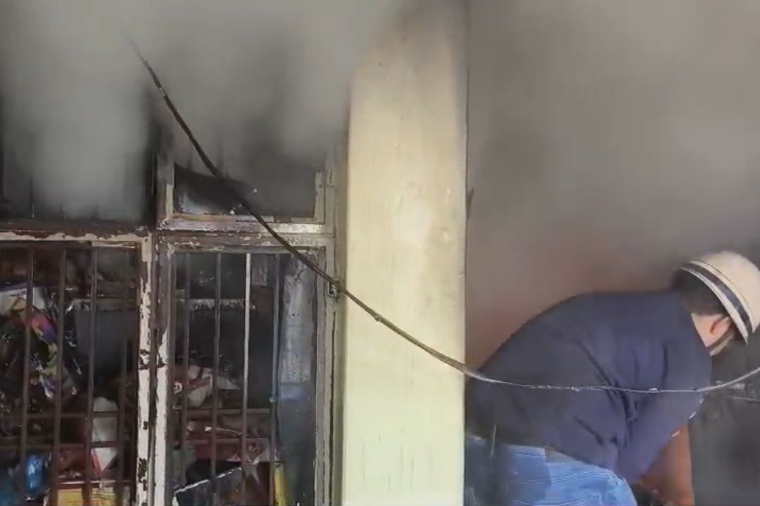 Fire in Agra: आगरा में धुएं ने फैलाई दहशत, बल्केश्वर इलाके में मची अफरा-तफरी