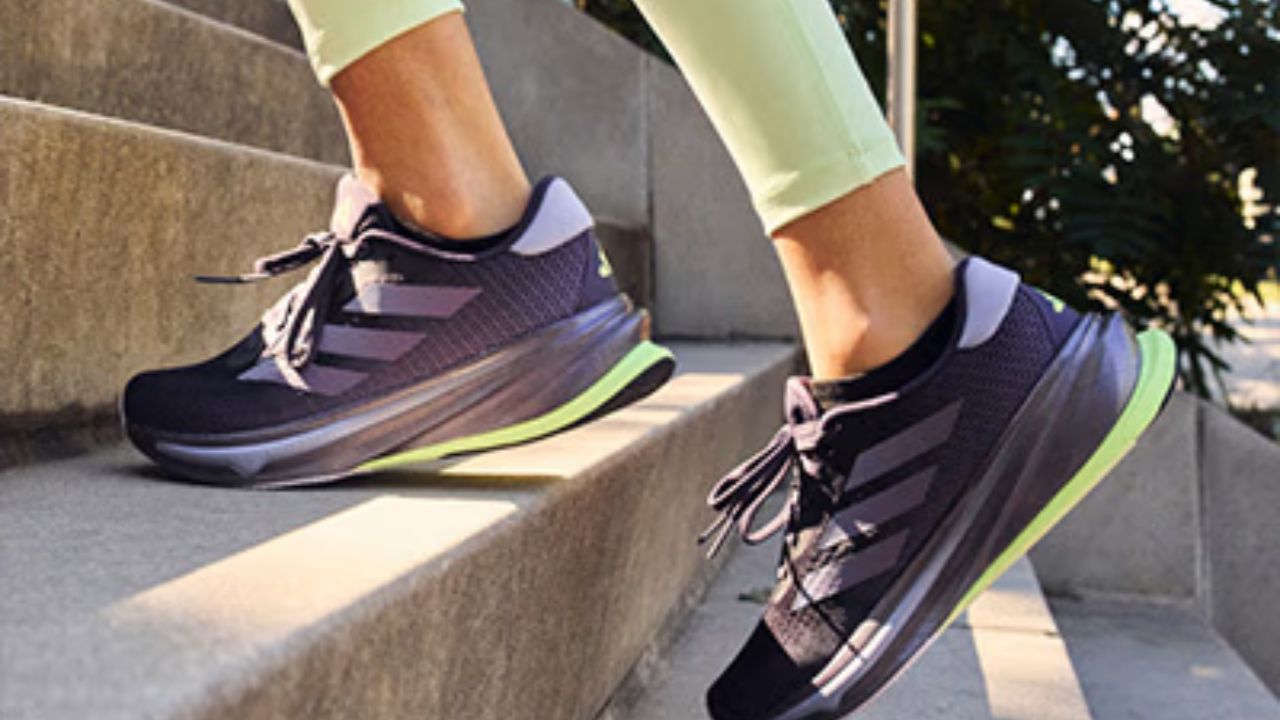 वास्तु के अनुसार जूते-चप्पल गिफ्ट करने से रिश्तों में दूरियां आ सकती हैं। माना जाता है कि यह अलगाव का संकेत देता है। (Img Source: Google) वास्तु के अनुसार जूते-चप्पल गिफ्ट करने से रिश्तों में दूरियां आ सकती हैं। माना जाता है कि यह अलगाव का संकेत देता है। (Img Source: Google)