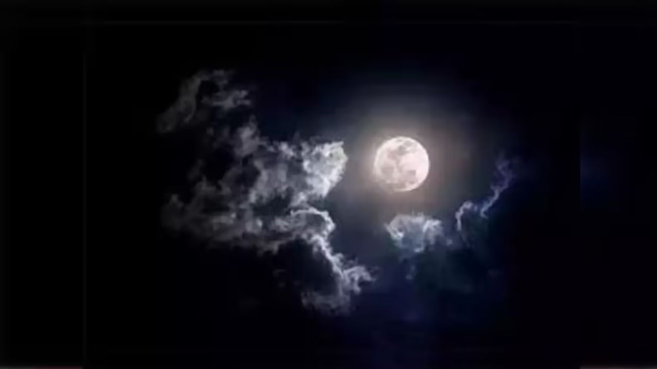 स्नो मून को देखने के लिए किसी विशेष दूरबीन या उपकरण की आवश्यकता नहीं होती। यह चांद नंगी आंखों से आसानी से देखा जा सकता है। शहरों से दूर खुले और अंधेरे स्थानों पर इसका सौंदर्य अधिक स्पष्ट दिखाई देता है, जिससे खगोल प्रेमियों को शानदार अनुभव मिलता है।(फोटो सोर्स- इंटरनेट) स्नो मून को देखने के लिए किसी विशेष दूरबीन या उपकरण की आवश्यकता नहीं होती। यह चांद नंगी आंखों से आसानी से देखा जा सकता है। शहरों से दूर खुले और अंधेरे स्थानों पर इसका सौंदर्य अधिक स्पष्ट दिखाई देता है, जिससे खगोल प्रेमियों को शानदार अनुभव मिलता है।(फोटो सोर्स- इंटरनेट)