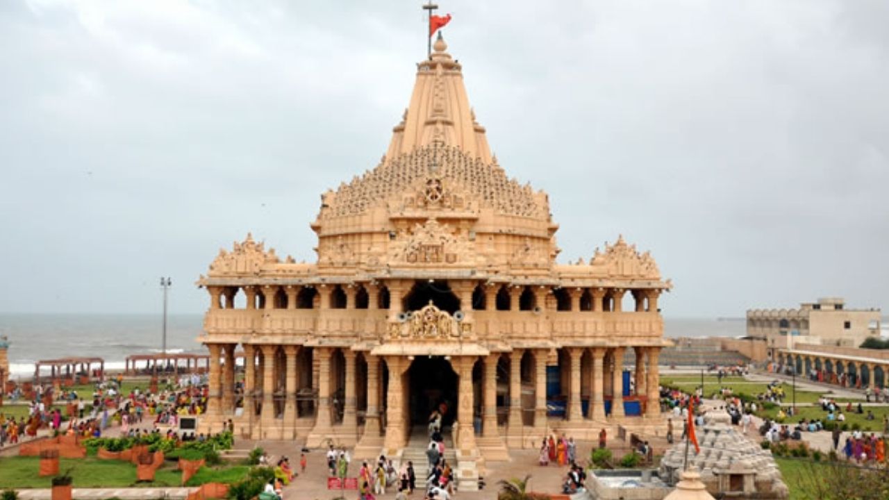 सोमनाथ ज्योतिर्लिंग ऐतिहासिक और आध्यात्मिक दृष्टि से महत्वपूर्ण है। यहां भी भक्तों को शिवलिंग को छूने की अनुमति नहीं है। पूजा दर्शन और अनुष्ठान पुजारियों द्वारा निर्देशित होते हैं। मंदिर में आगमिक नियमों का कड़ाई से पालन किया जाता है और गर्भगृह में प्रवेश भी सीमित है। (फोटो सोर्स- इंटरनेट)