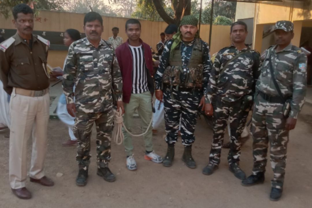 Sonbhadra News: जेल से परीक्षा हॉल तक… पुलिस अभिरक्षा में लिखी उत्तर पुस्तिका, पढ़ें ये अनोखी खबर