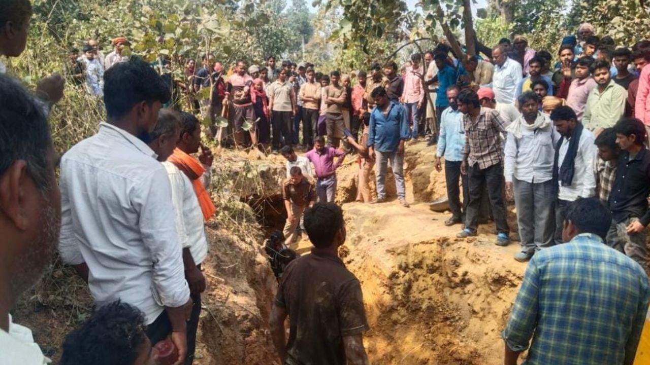 सोनभद्र में बड़ा हादसा, मिट्टी की खदान में दबी आधा दर्जन महिलाएं, 3 की मौत, 2 लापता; चीख-पुकार के बीच रेसक्यू