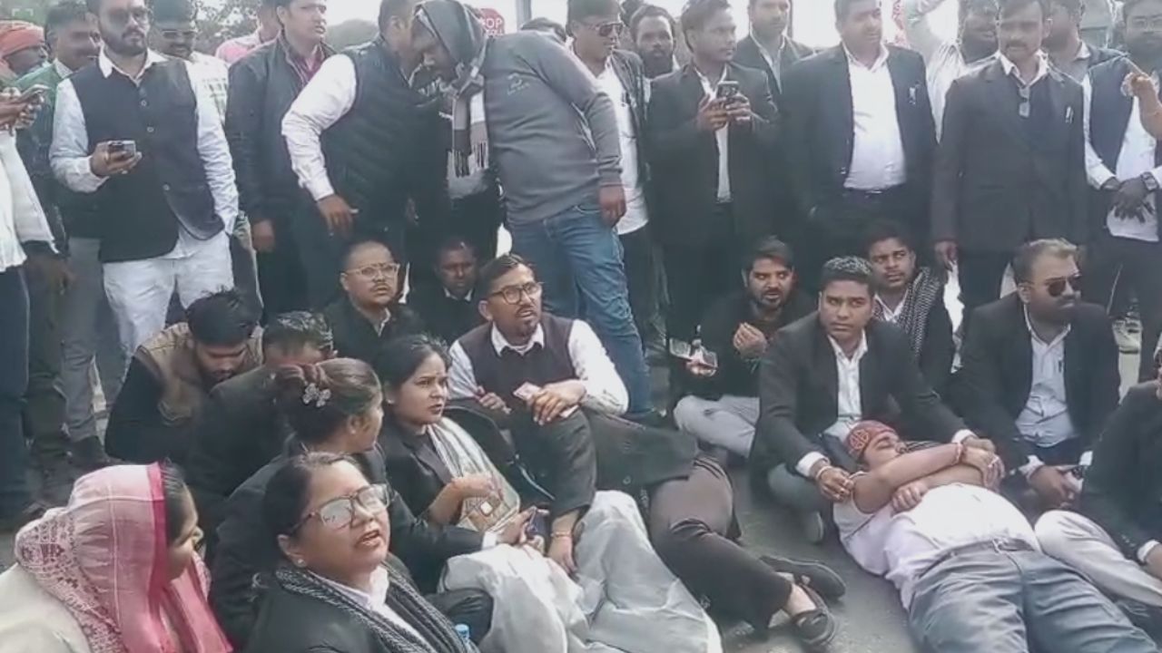 सोनभद्र टोल विवाद: लोढ़ी टोल प्लाजा पर अधिवक्ताओं का हंगामा, दोषियों की गिरफ्तारी की मांग तेज