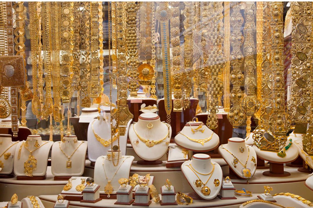 दुकानदार के सामने 3 सेकेंड का खेल, दिल्ली के ज्वेलरी शॉप से लाखों के गहने पार…