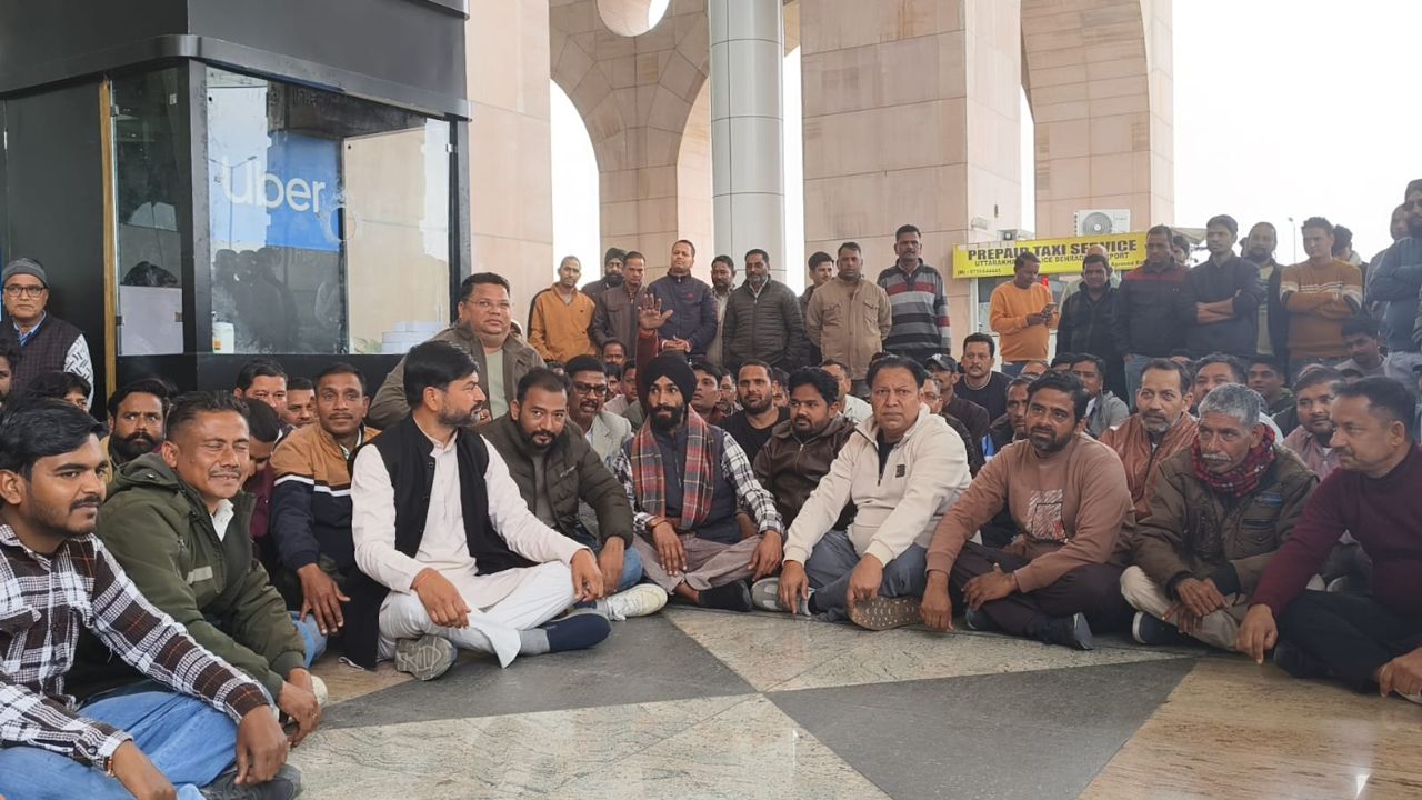 देहरादून में ऐप आधारित टैक्सी सेवा का विरोध, स्थानीय चालकों ने की नारेबाजी; जानिये वजह