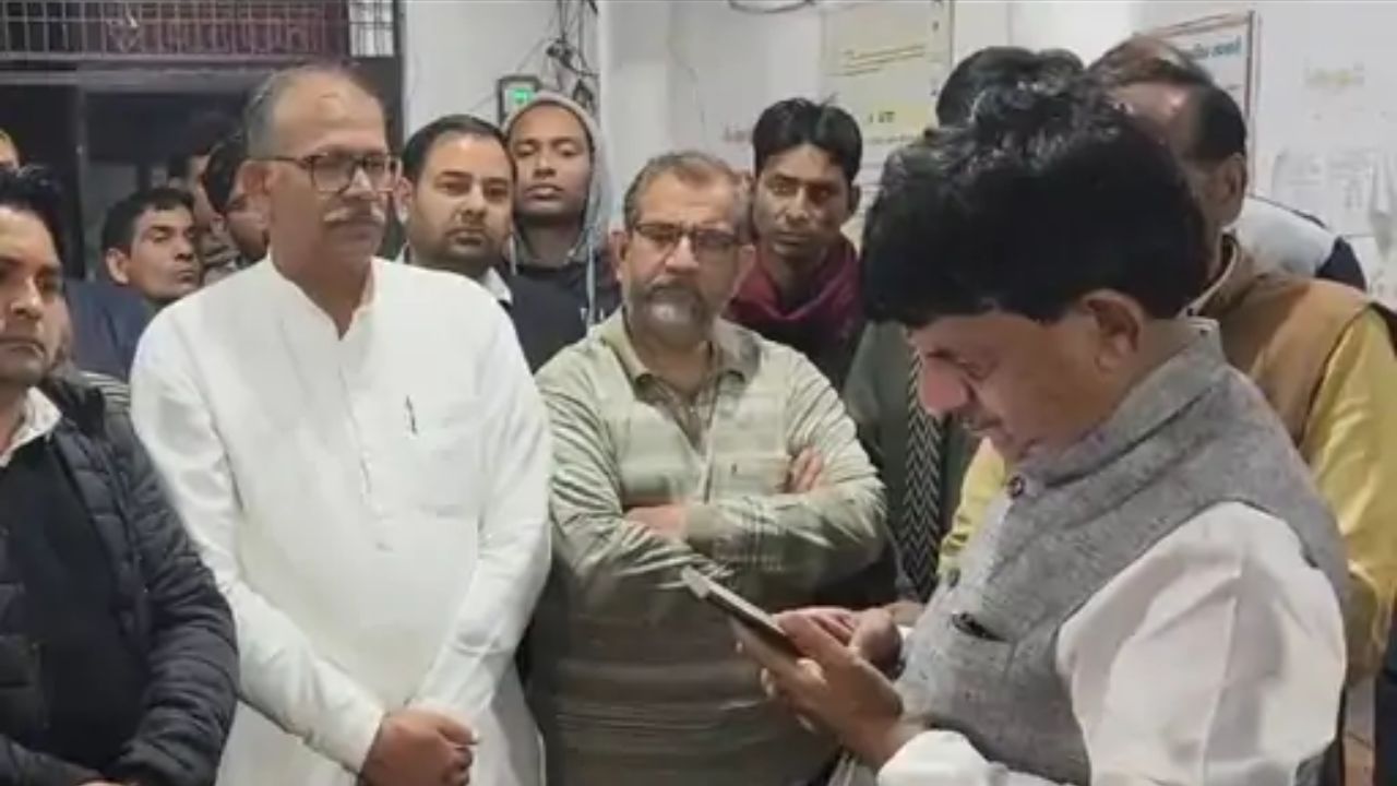 BSA कार्यालय पर शिक्षकों का धरना, आधी रात पहुंचे मंत्री कपिल देव अग्रवाल, DM को दिए ये सख्त आदेश