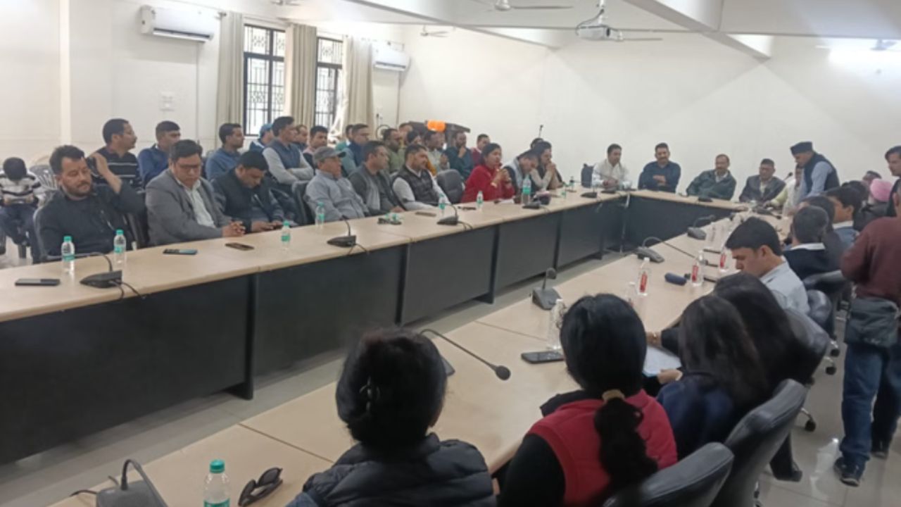 उत्तराखंड सरकार के गले की हड़्डी बना शिक्षा निदेशक पर हमले का मामला, बोर्ड परीक्षाओं का बहिष्कार!