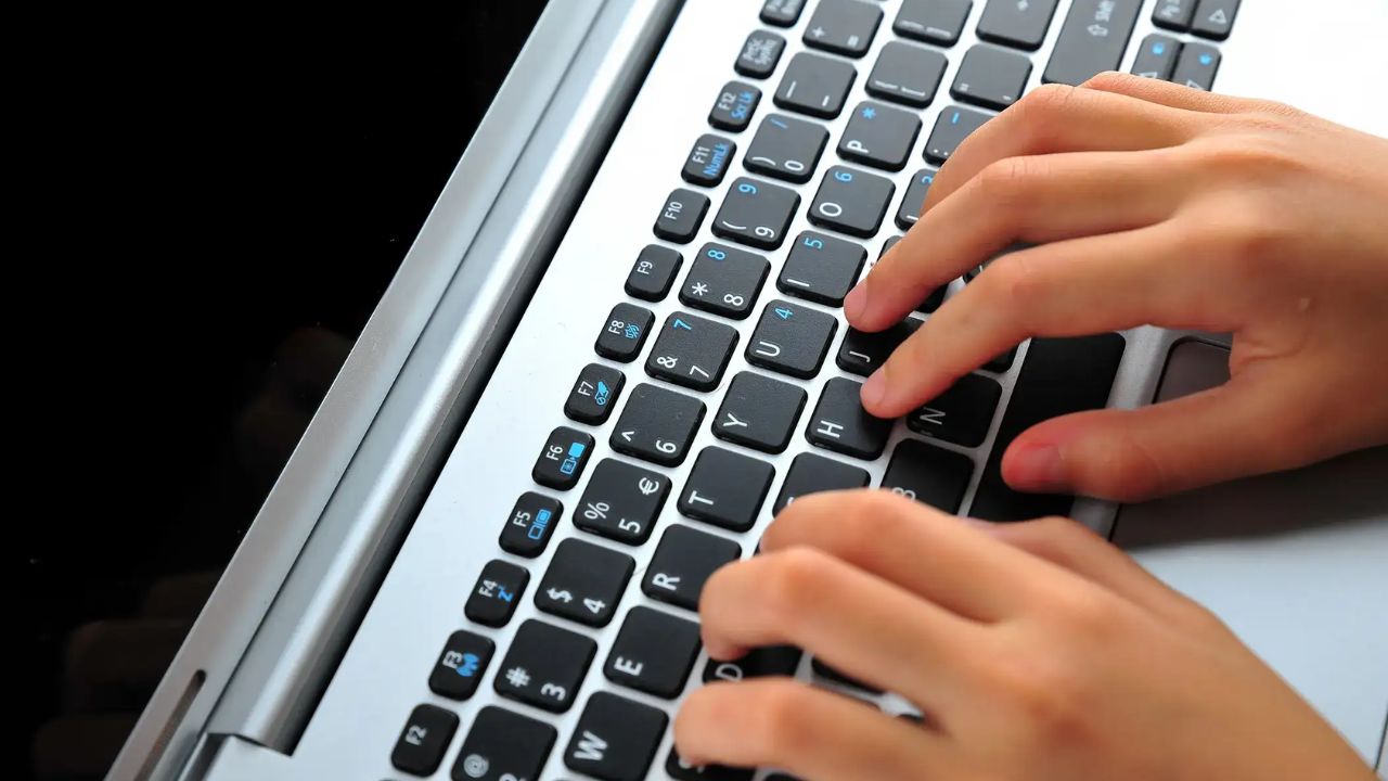 हम रोज मोबाइल और कंप्यूटर पर कीबोर्ड का इस्तेमाल करते हैं, लेकिन शायद ही कभी सोचते हैं कि इसमें अक्षर ABCDE की तरह सीधी लाइन में क्यों नहीं होते। स्कूल में हमें अल्फाबेट क्रम से पढ़ाया जाता है, लेकिन कीबोर्ड पर पहुंचते ही वही अक्षर बिखरे हुए नजर आते हैं। इसके पीछे वजह सिर्फ डिज़ाइन नहीं, बल्कि इतिहास है।(फोटो सोर्स- इंटरनेट)