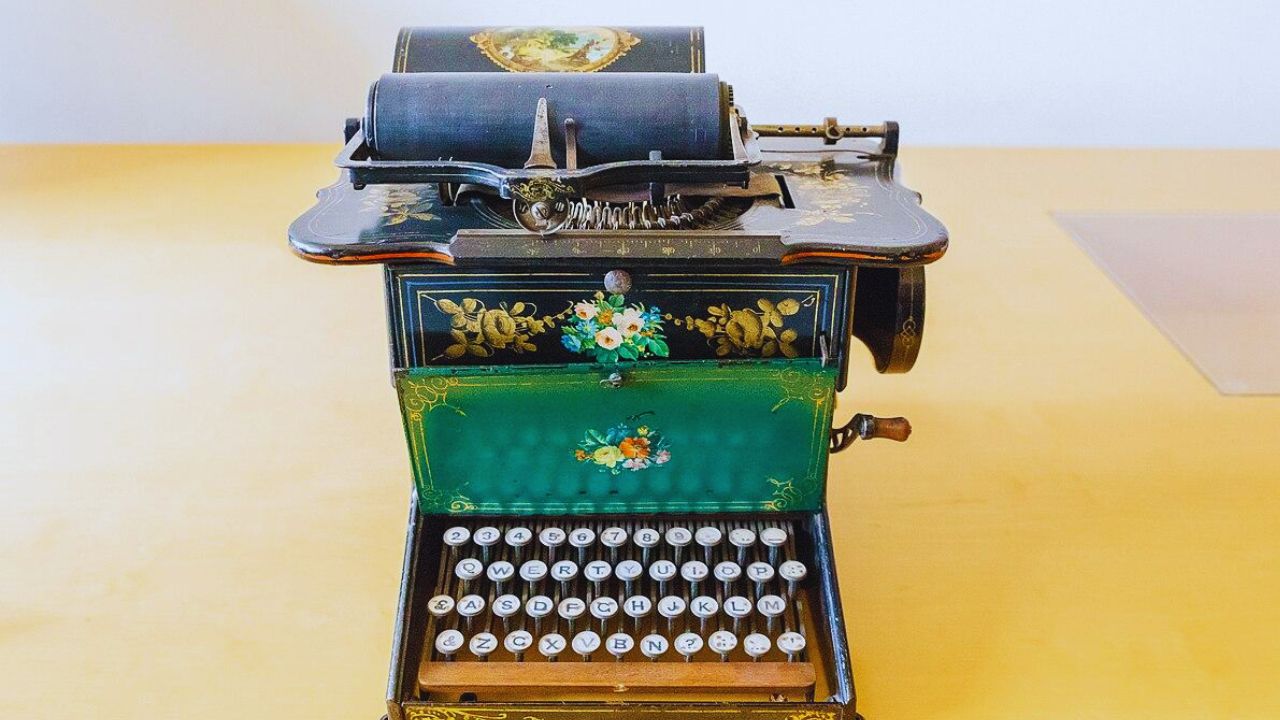  कीबोर्ड का मौजूदा लेआउट करीब 150 साल पुराने टाइपराइटर से जुड़ा हुआ है। शुरुआती टाइपराइटर में अगर अक्षर पास-पास होते, तो टाइप करते समय धातु की छड़ें आपस में टकरा जाती थीं। इससे मशीन जाम हो जाती थी और काम बार-बार रुक जाता था।(फोटो सोर्स- इंटरनेट)