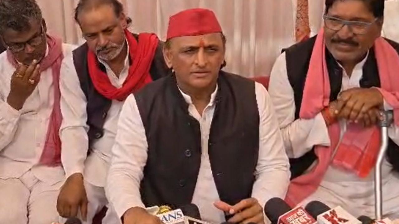 कन्नौज पहुंचे सपा प्रमुख अखिलेश यादव, भाजपा पर किया तीखा हमला; संगठन मजबूत करने का आह्वान