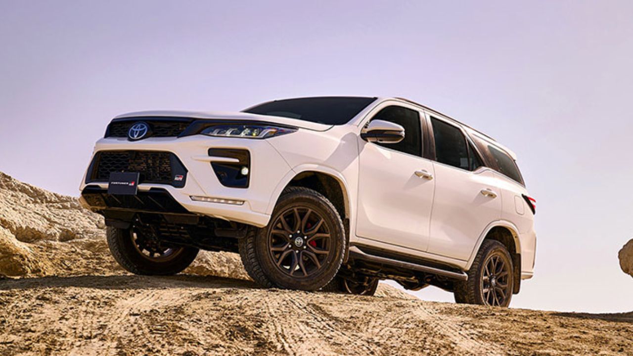 नई Majestor सीधे तौर पर सेगमेंट की सबसे लोकप्रिय SUV Toyota Fortuner और इसके प्रीमियम वर्जन Toyota Fortuner Legender को चुनौती देगी। ऐसे में सवाल है कि साइज, पावर और फीचर्स के लिहाज से कौन-सी SUV ज्यादा दमदार साबित होती है? (img source: google)