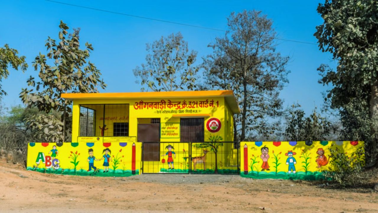 UP Anganwadi Bharti 2026: आंगनवाड़ी में निकलीं जॉब ही जॉब, ये महिलाएं मौका हाथ से न जाने दें