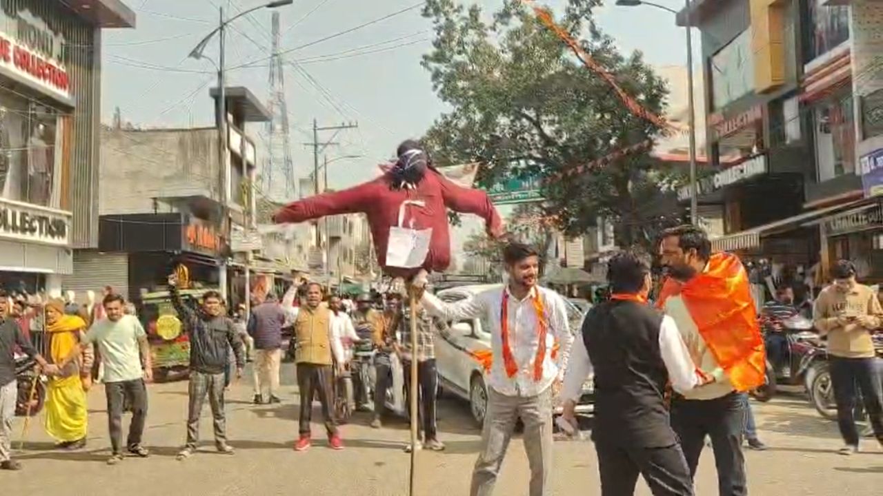 UP News: मैनपुरी में स्वास्थ्य सेवाओं पर सवाल, ABVP ने CMO को सौंपा ज्ञापन