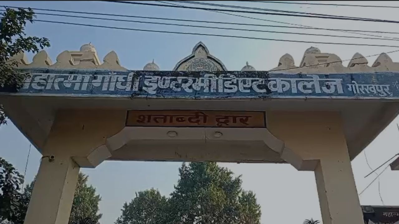 UP Board Exam 2026: यूपी बोर्ड परीक्षा शुरू, कड़ी निगरानी में छात्र दे रहे पेपर