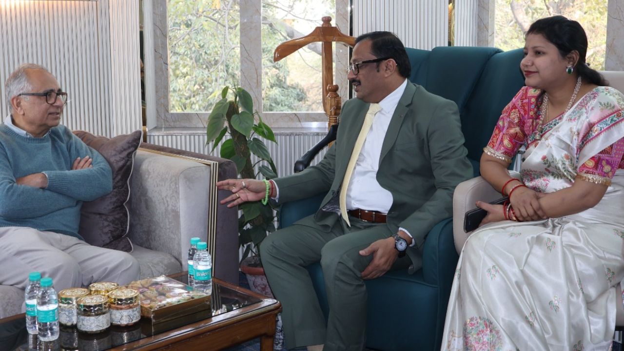 पीटीआई के सीईओ विजय जोशी, डाइनामाइट न्यूज़ की चेयरपर्सन रानी टिबड़ेवाल और एडिटर-इन-चीफ मनोज टिबड़ेवाल आकाश