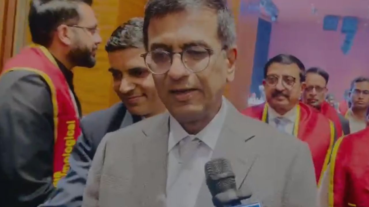 पूर्व CJI डॉ. डीवाई चंद्रचूड़ ने डॉक्टरों को बांटी डिग्री, देश में महिला चिकित्सकों की बढ़ती सख्या पर जताई खुशी