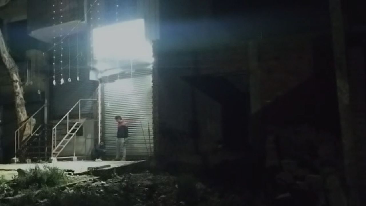 शराब शौकिनों ने पार की हद, बंद शटर के नीचे से होती रही बिक्री, वीडियो वायरल