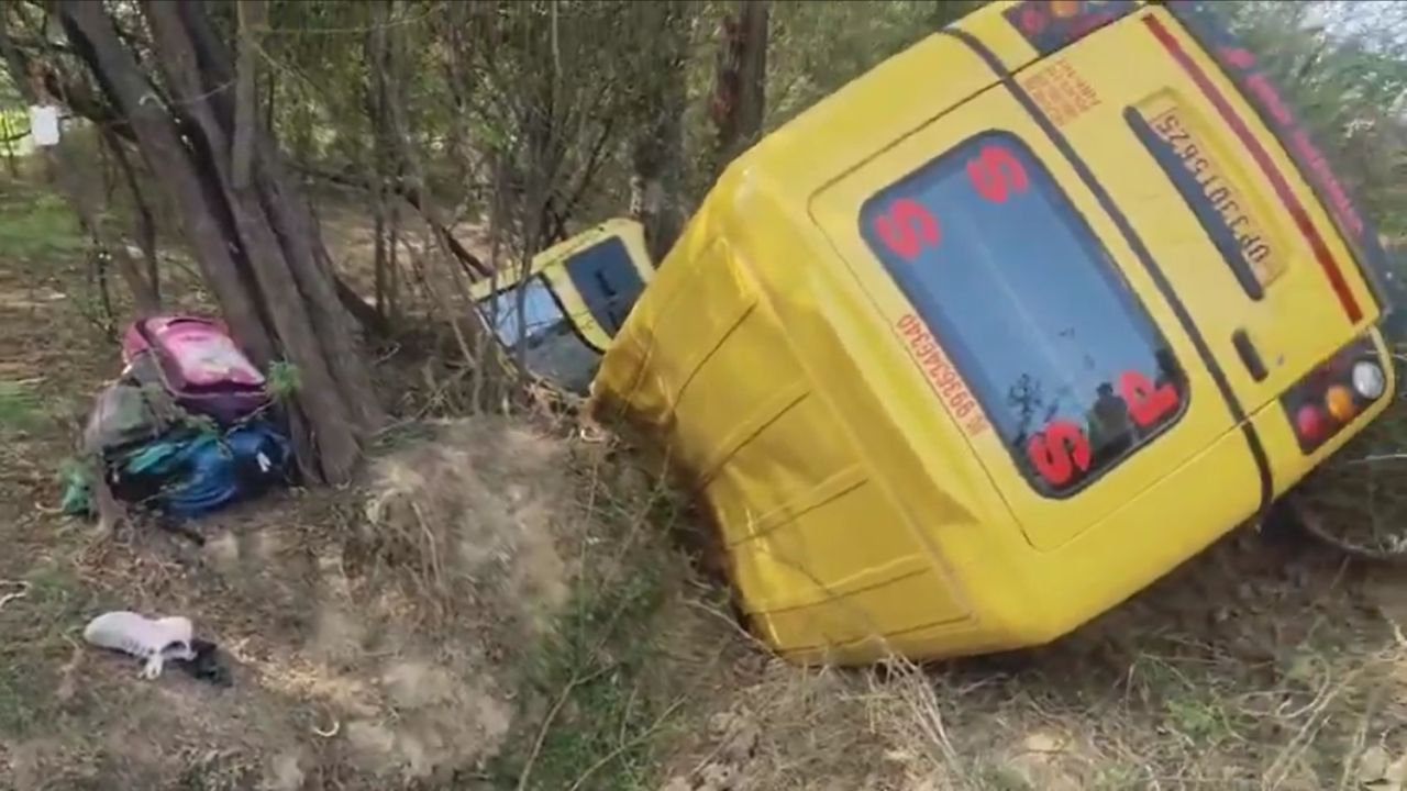 रायबरेली: स्कूल वैन पलटने से मची चीख-पुकार, 20 मासूमों की जान खतरे में