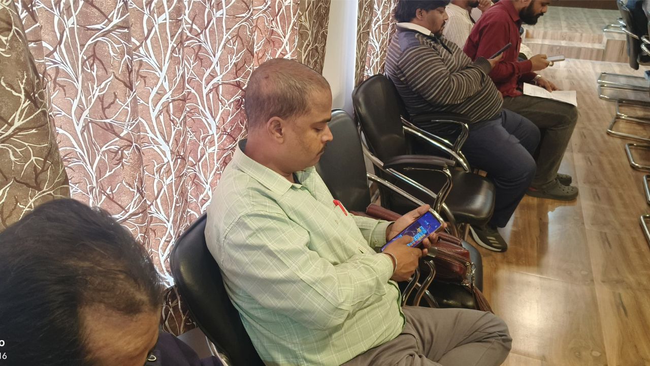 समाधान दिवस की गरिमा भंग, नलकूप विभाग के जेई चंदन वर्मा मोबाइल पर गेम खेलते पकड़े गए, डीएम ने दिए सख्त आदेश