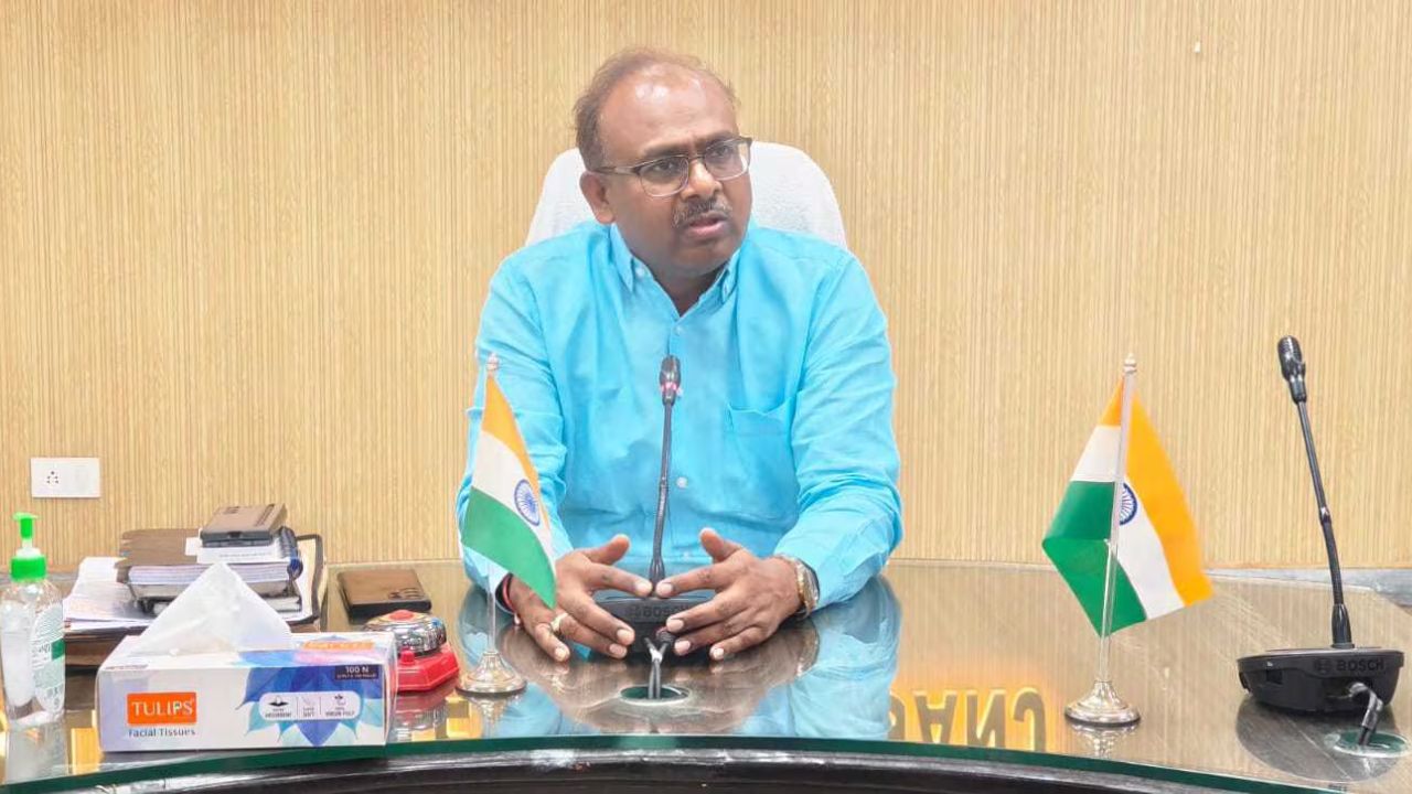 समाधान दिवस, फाइल से निकलकर गांव तक पहुंचा प्रशासन, DM ने जमीन पर कराए संस्थाओं का निपटारा