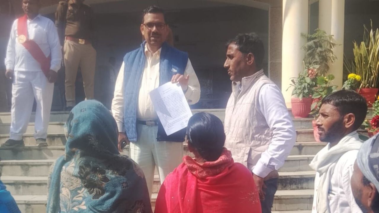 Sonbhadra: प्रशासन की नोटिस से भयभीत मलिन बस्ती के लोग, DM से न्याय की मांग