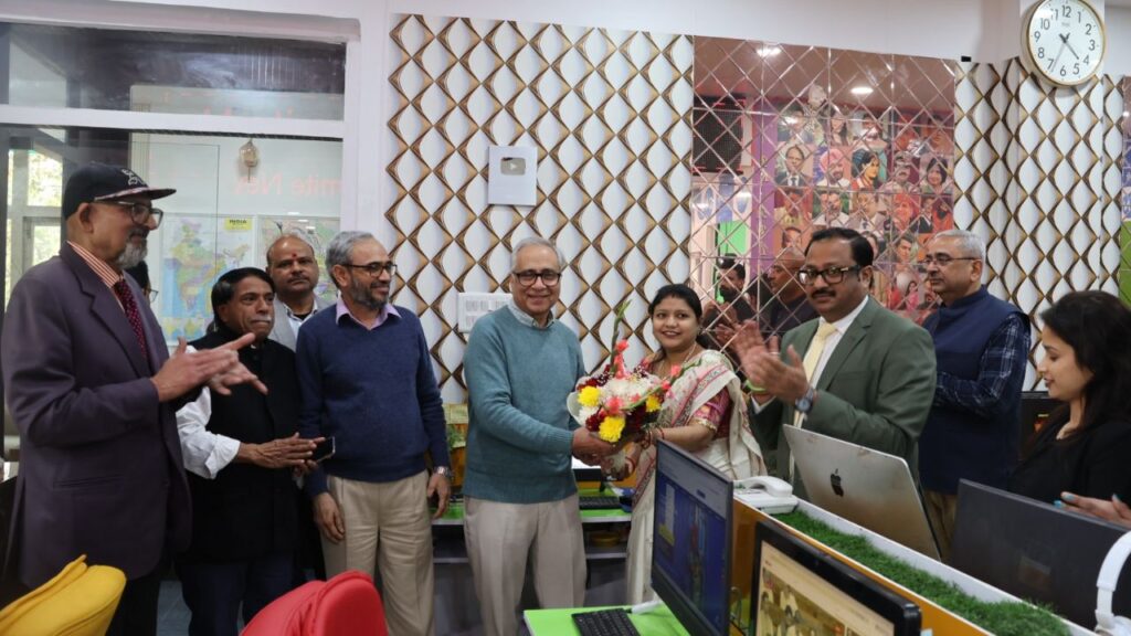 Chairperson Rani Tibrewal welcomed the country's well-known senior journalist Vijay Joshi and PTI Bhasha editor Nirmal Pathak by presenting them with a bouquet of flowers.