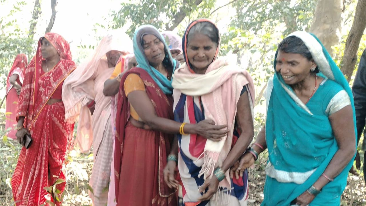 अमेठी: पेड़ से लटका मिला युवक का शव, मौत की गुत्थी सुलझाने में जुटी पुलिस