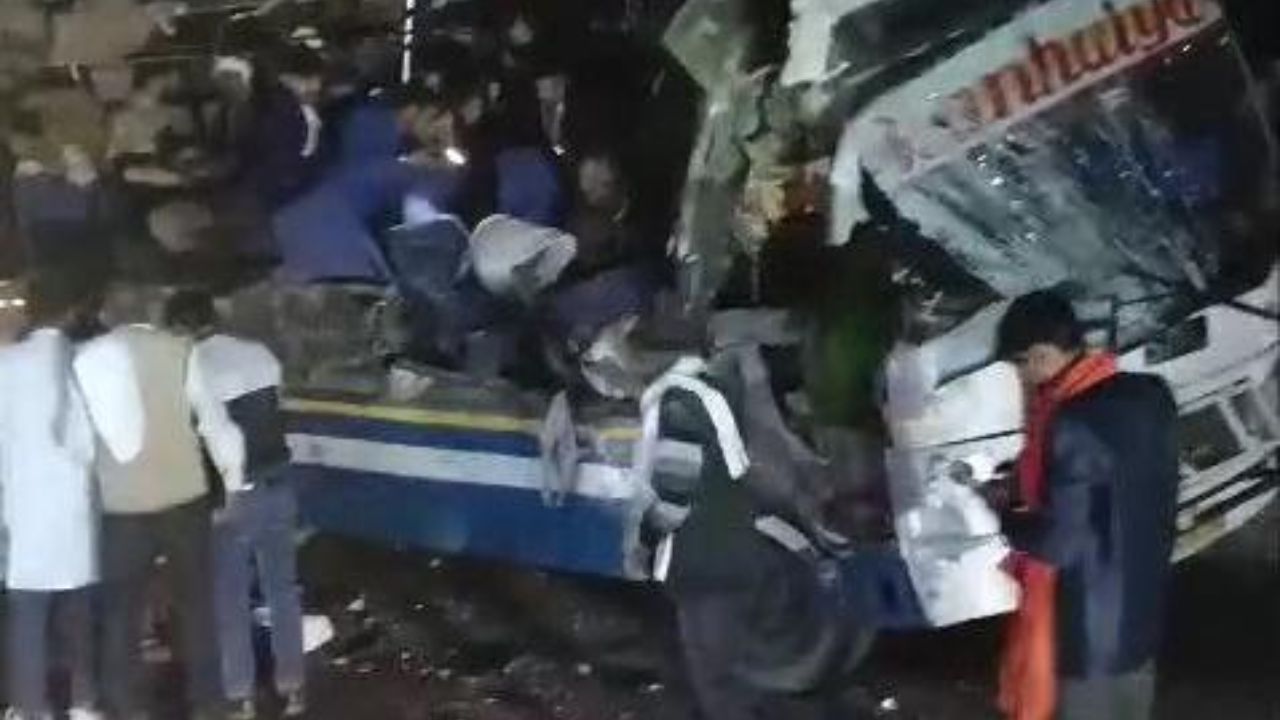 बदायूं में भीषण सड़क हादसा, तीन की मौत, 20 के करीब घायल