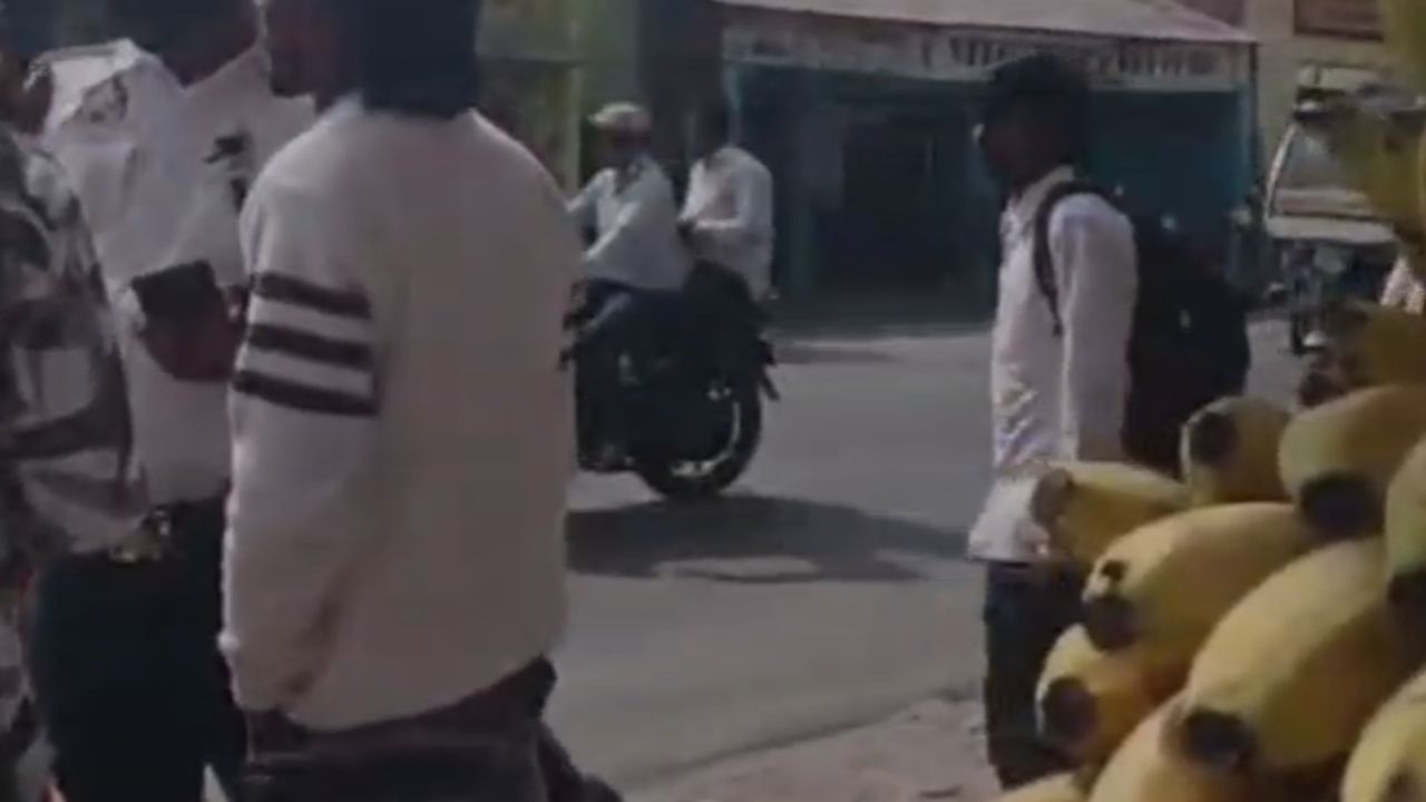 बदायूं में ट्रैफिक पुलिस पर घूस लेने का आरोप, देखें वायरल वीडियो