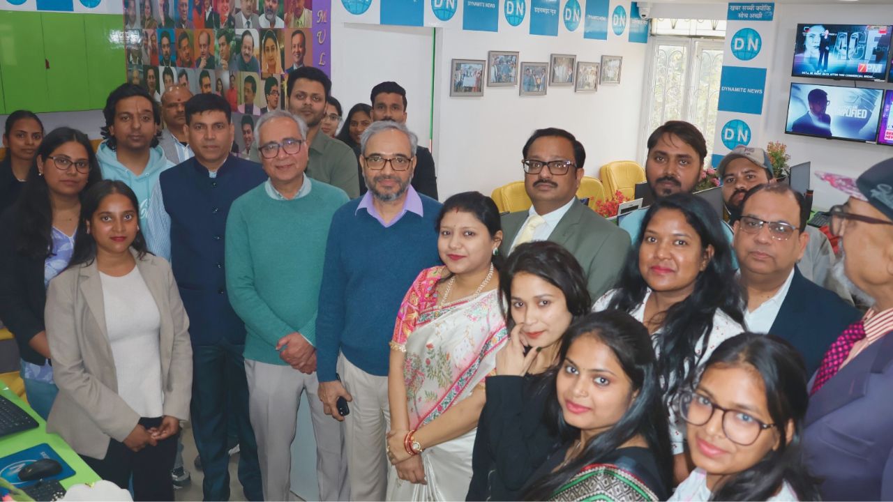 डाइनामाइट न्यूज़ के न्यूज़ रूम में पत्रकारों के बीच विजय जोशी और निर्मल पाठक