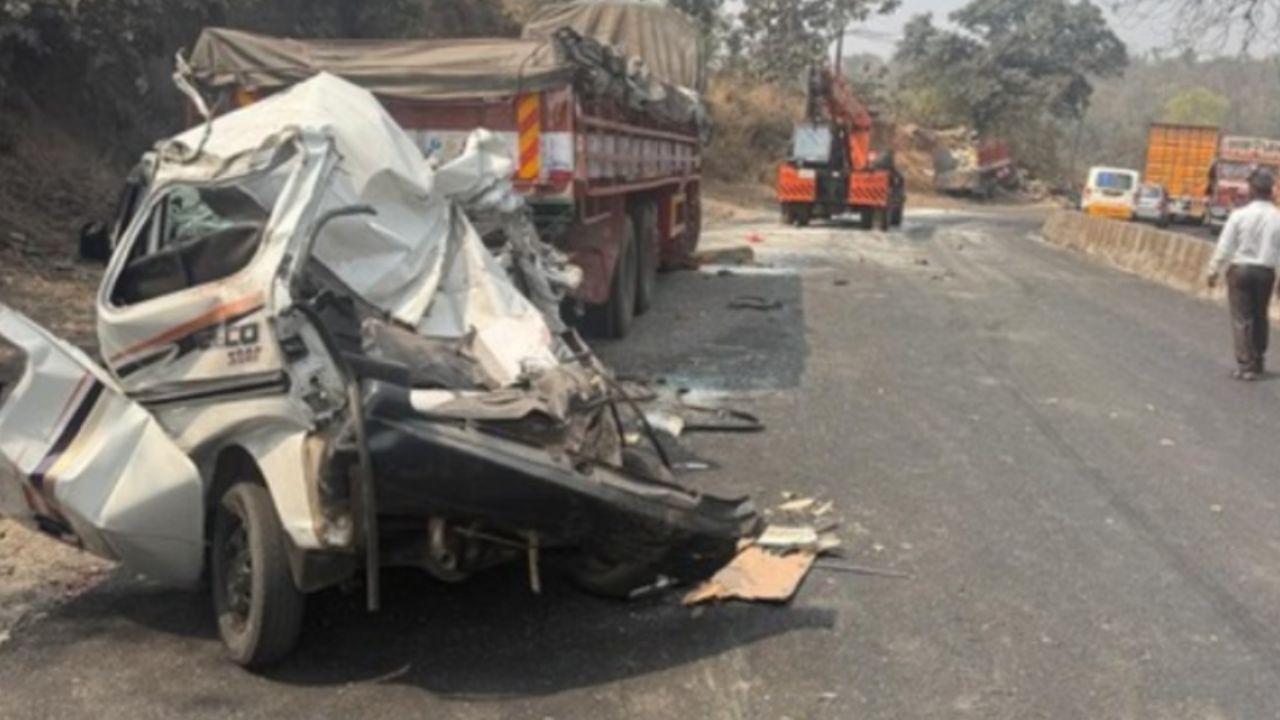 गुजरात के वलसाड में रफ्तार ने ढाया कहर, ट्रक में घुसी कार; एक ही परिवार के 7 लोगों की मौत