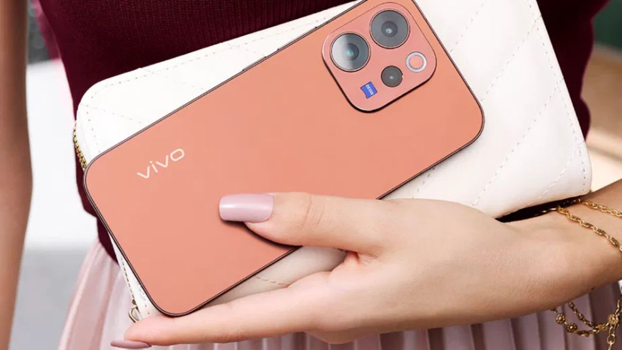 Vivo V70 Elite में Snapdragon 8s Gen 3 प्रोसेसर होगा, जिसका AnTuTu स्कोर 1.8 मिलियन से ज़्यादा होने की खबर है। इसमें LPDDR5x RAM और UFS 4.1 स्टोरेज भी होगा, जो स्मूथ गेमिंग और मल्टीटास्किंग सुनिश्चित करेगा। Vivo V70 में Snapdragon 7 Gen 4 प्रोसेसर होगा, जो पावर और बैटरी एफिशिएंसी के बीच अच्छा बैलेंस देता है। दोनों फोन एल्यूमीनियम फ्रेम और कर्व्ड एज डिज़ाइन के साथ आएंगे, जो उन्हें प्रीमियम लुक देगा। (Img Source: Google)