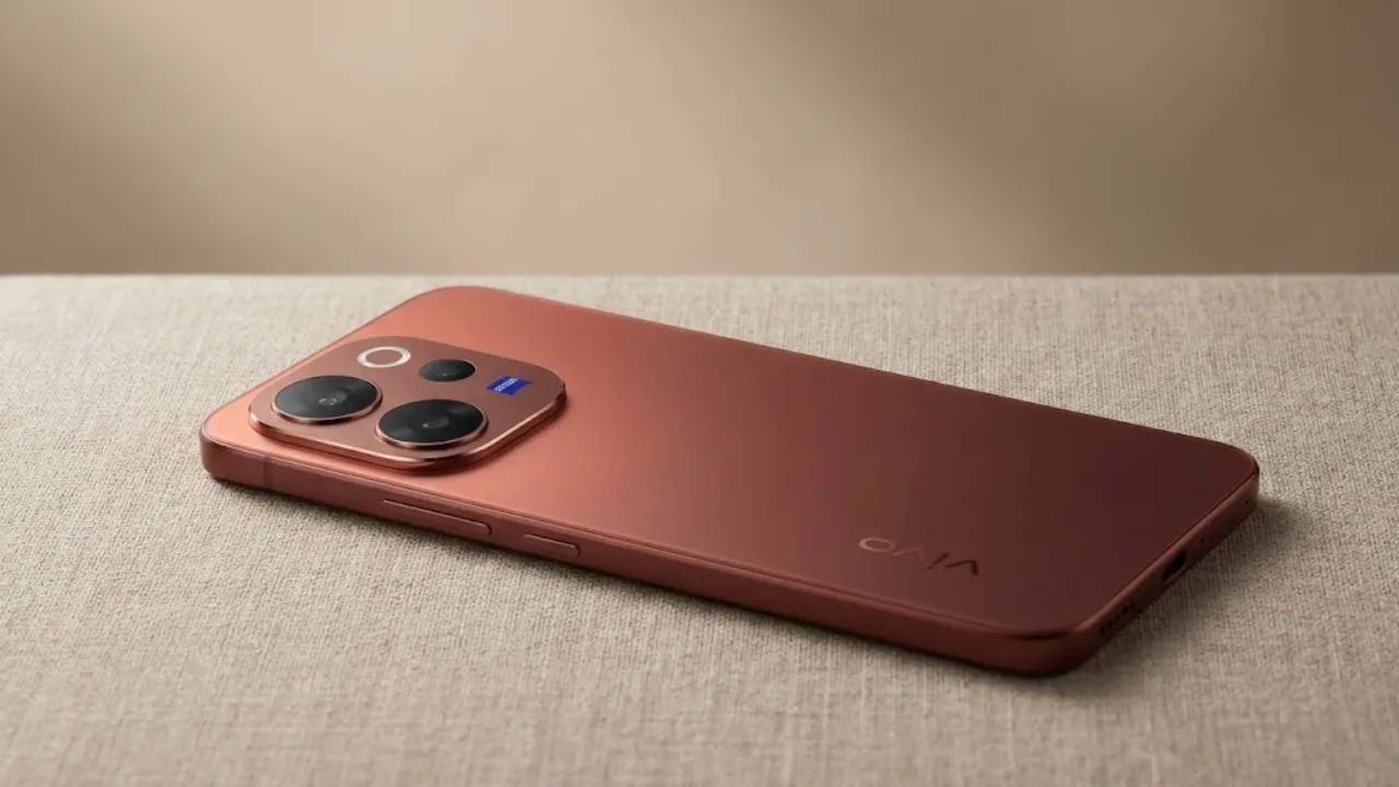 Vivo 19 फरवरी, 2026 को भारत में अपनी नई Vivo V70 सीरीज़ लॉन्च करने वाली है। इस सीरीज़ में दो स्मार्टफोन शामिल होंगे-Vivo V70 और Vivo V70 Elite। कंपनी इस लाइनअप के साथ मिड-रेंज और प्रीमियम मिड-रेंज सेगमेंट को टारगेट कर रही है। लॉन्च से पहले ही प्रोसेसर, बैटरी और कैमरे के बारे में कई अहम डिटेल्स सामने आ चुकी हैं, जिससे यह सीरीज़ काफी चर्चा का विषय बन गई है। (Img Source: Google)