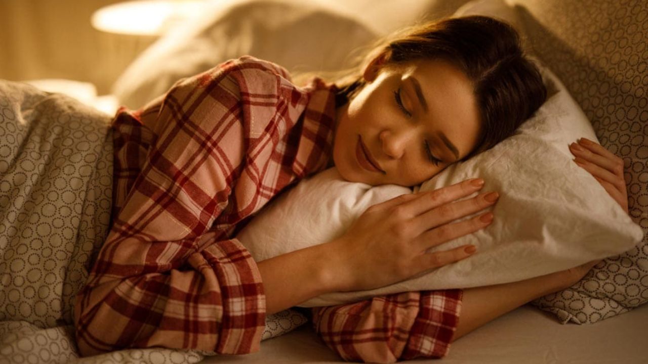 शुक्रवार तक शरीर और दिमाग पूरी तरह थक चुके होते हैं। ऐसे में शनिवार-रविवार देर तक सोना राहत जैसा लगता है। लोगों को लगता है कि वीकेंड की लंबी नींद हफ्ते भर की कमी पूरी कर देगी, लेकिन यह राहत अक्सर सिर्फ अस्थायी होती है।(फोटो सोर्स- इंटरनेट)