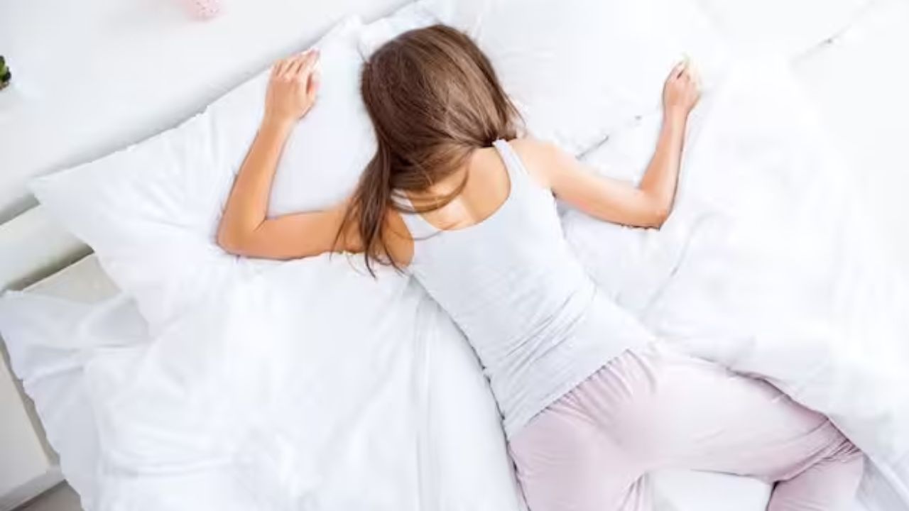  नींद की कमी से शरीर को नुकसान  लगातार कम नींद लेने से स्ट्रेस हार्मोन बढ़ता है, इम्यून सिस्टम कमजोर पड़ता है और ब्लड शुगर नियंत्रण बिगड़ता है। याददाश्त, फोकस और इमोशनल बैलेंस प्रभावित होता है। लंबे समय में यह हार्ट डिजीज, मोटापा और डायबिटीज का खतरा बढ़ाता है।(फोटो सोर्स- इंटरनेट)