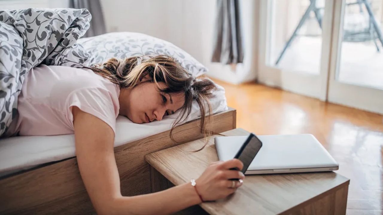 एक्सपर्ट्स के मुताबिक वीकेंड पर ज्यादा सोना थकान तो कम कर सकता है, लेकिन लंबे समय की नींद की कमी की भरपाई नहीं करता। नींद की कमी से हार्मोन, मेटाबॉलिज्म और दिमागी कार्य प्रभावित होते हैं, जो सिर्फ एक-दो दिन में ठीक नहीं होते।(फोटो सोर्स- इंटरनेट)