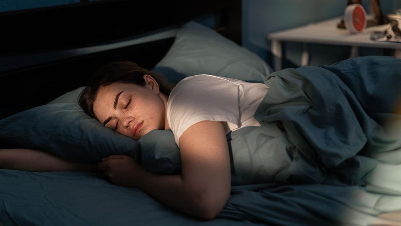 आधुनिक लाइफस्टाइल में काम का दबाव, लंबा सफर, देर रात मोबाइल इस्तेमाल और पारिवारिक जिम्मेदारियां नींद का समय छीन लेती हैं। लोग जानते हुए भी देर तक जागते हैं, जिससे नींद की कमी जमा होती जाती है और शरीर लगातार थकान के मोड में रहता है।(फोटो सोर्स- इंटरनेट)