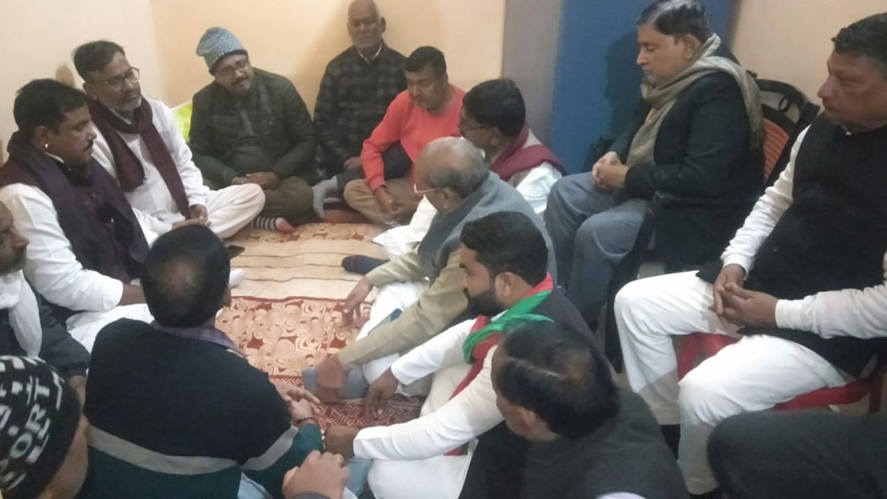 कोल्हुई: आर्थिक तंगी ने तोड़ा हौसला, आत्महत्या करने निकला कर्मचारी बैठकर रोने लगा, मौत के कगार पर रुकी ज़िंदगी