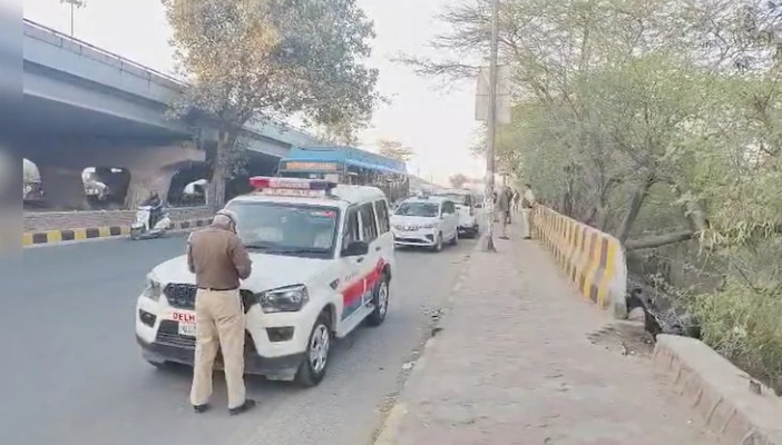 दिल्ली में तीन शव मिलने से हड़कंप, पीरागढ़ी में कार के अंदर मृत मिले एक महिला और दो पुरुष, जानिये पूरा अपडेट