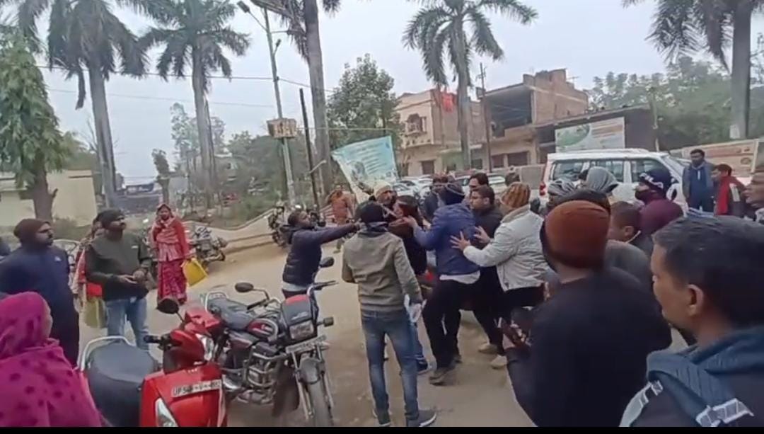 महाराजगंज की इस तहसील में बवाल, अधिकारियों के सामने धक्का-मुक्की का वीडियो वायरल