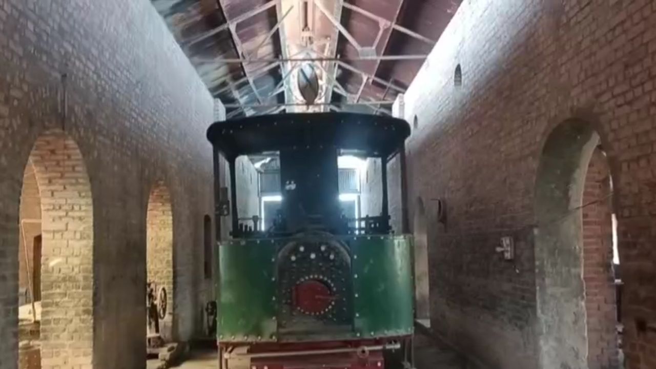 महराजगंज: ऐतिहासिक ट्राम-वे इंजन हटाने पहुँची रेलवे टीम, स्थानीय लोगों का जोरदार विरोध