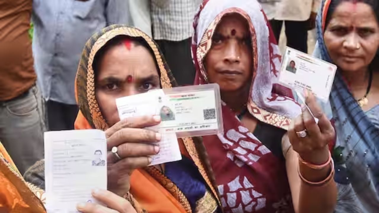 आधार में अपनी फ़ोटो अपडेट करने की फ़ीस 125 रुपये (GST मिलाकर) है। प्रोसेस पूरा होने के बाद, आपको एक अपडेट रिक्वेस्ट नंबर (URN) के साथ एक रसीद मिलेगी। आप इस नंबर का इस्तेमाल करके अपने एप्लीकेशन का स्टेटस ऑनलाइन चेक कर सकते हैं। फ़ोटो अपडेट होने में आमतौर पर लगभग 10 से 15 दिन लगते हैं। अपडेट पूरा होने के बाद, आप अपना ई-आधार डाउनलोड कर सकते हैं या PVC आधार कार्ड के लिए अप्लाई कर सकते हैं।  (Img: Google)