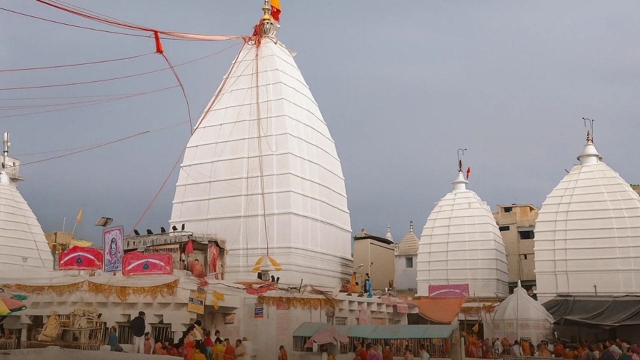  वैद्यनाथ धाम, देवघर और रामनाथस्वामी मंदिर, रामेश्वरम दोनों में शिवलिंग के सीधे स्पर्श पर रोक है। भक्त केवल भेंट, प्रार्थना और अनुष्ठानों में भाग लेते हैं। ये मंदिर धार्मिक और आध्यात्मिक दृष्टि से महत्वपूर्ण हैं। नियमों का पालन करते हुए पुजारियों द्वारा पूजा संपन्न होती है। (फोटो सोर्स- इंटरनेट)