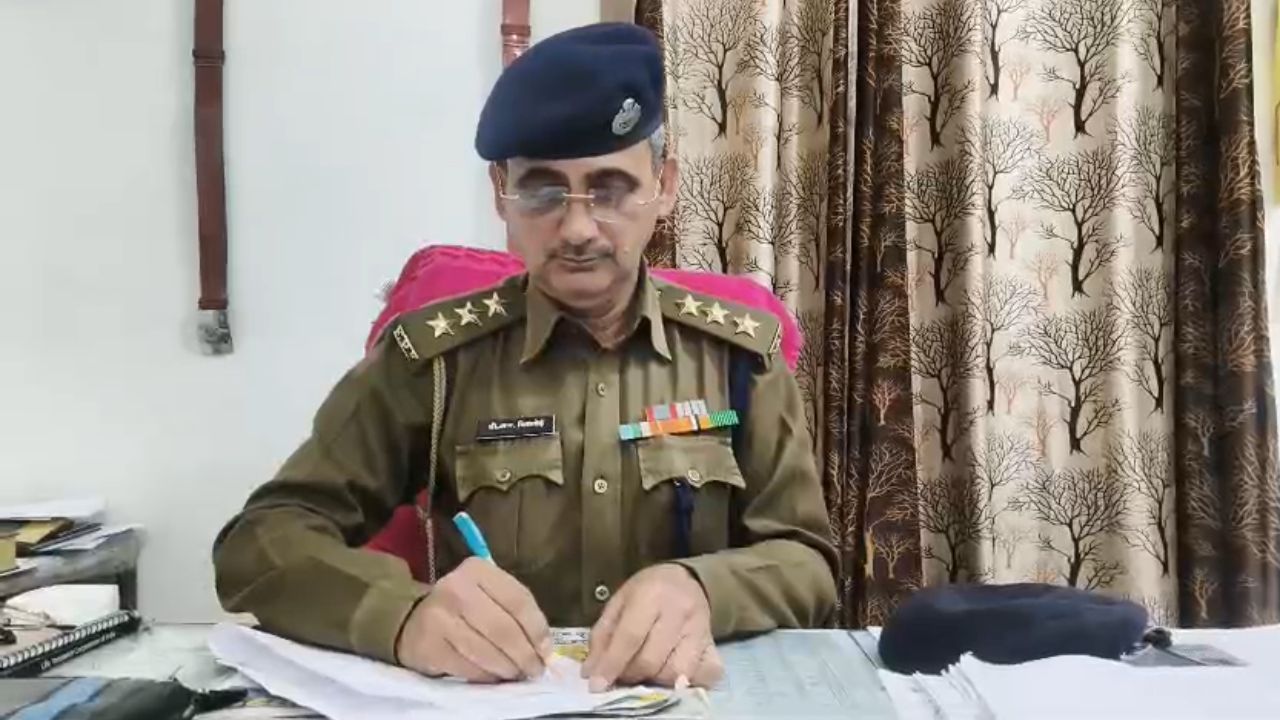 कांवाखेड़ा में आबकारी विभाग का बड़ा एक्शन: जानें क्यों महिला ने सड़क पर बहा दी 25 लीटर हथकड़ शराब?